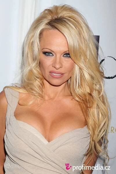 Pamela Anderson - celebrity účes - HappyHair