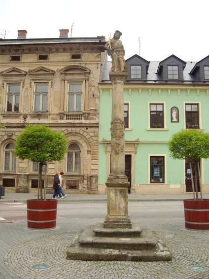 Fotografie - Šternberk-Bezručova ulice-sloup se sochou Ecce homo - 15.05.2010