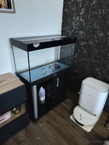 Akvárium se skříňkou a vybavením