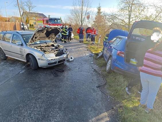 Záchranáři vyjíždí k jedné nehodě za druhou. Dva mrtví, několik zraněných včetně dítěte