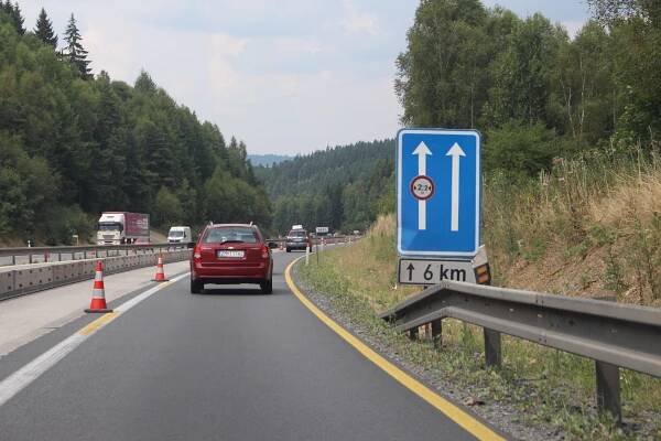 První jízda po opravené D1. Jsou tu zálivy i pískové bariéry