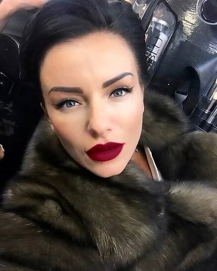 Julia je závislá na plastikách.