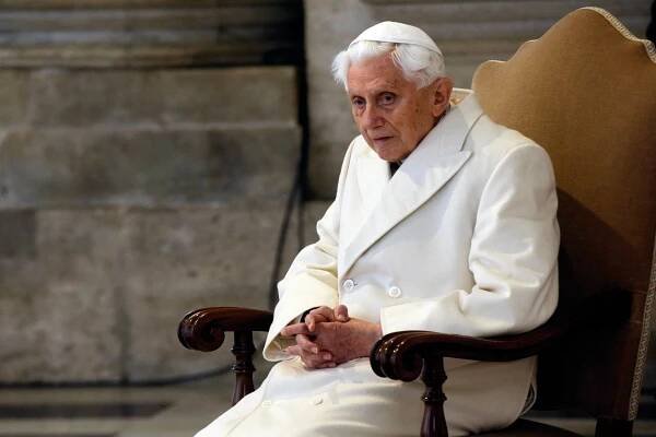 Bývalý papež Benedikt XVI. těžce onemocněl, má bolestivou infekci obličeje
