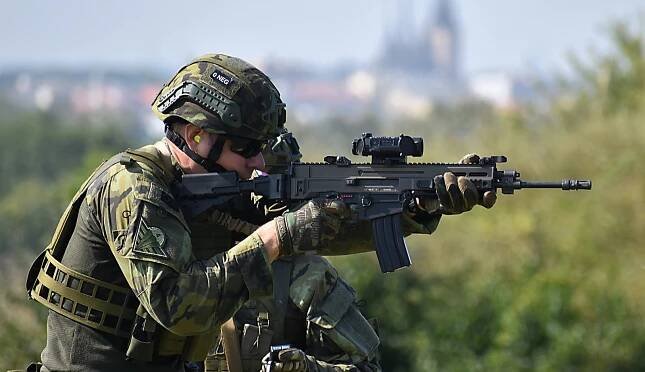 Vojáci po zkušenostech v zahraničních misích zintenzivňují střelecký výcvik