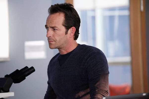 Tělo jako důkaz - Kůže a kosti - Z filmu - Luke Perry