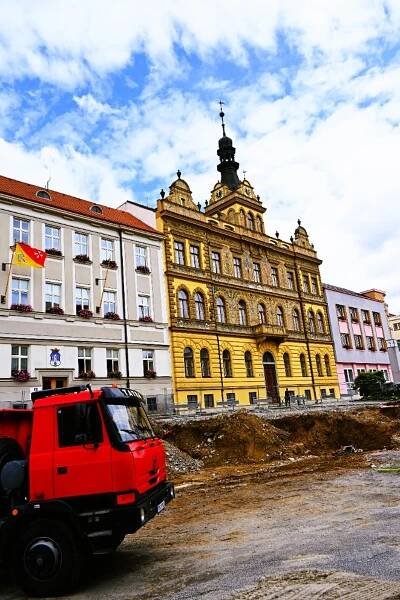 Náměstí ve Strakonicích: Padla opěrná zeď, vzniká prostor pro nové schodiště