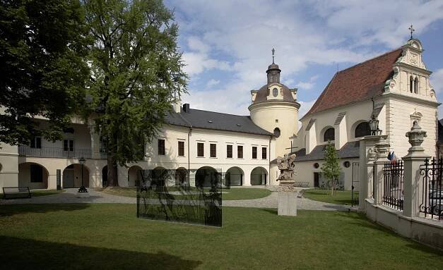 Expozici Marnotratný milovník barev, malíře Stanislava Menšíka, vystavuje Arcidiecézní muzeum