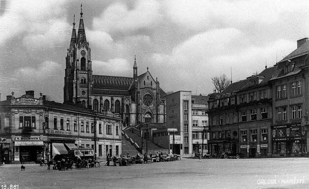 Orlová, náměstí s kostelem; 30. léta 20. století (sbírka Jiřího Fiedlera).