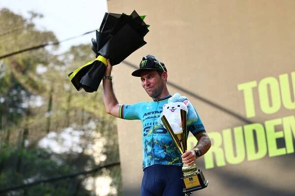 Stylové loučení legendy. Cavendish v posledním závodě kariéry kraloval v Singapuru