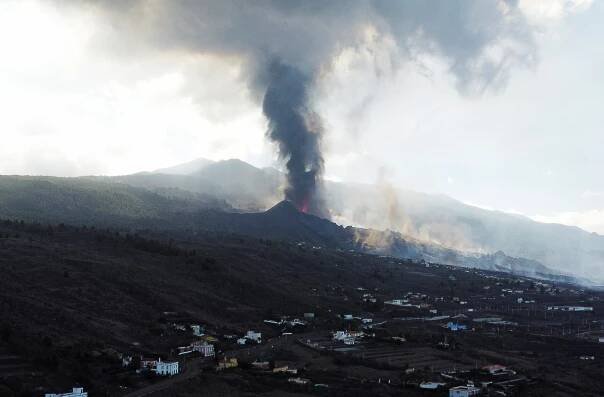 Letiště na ostrově La Palma je kvůli dýmu zavřené i šest dnů po erupci sopky. Doprava trajektem funguje