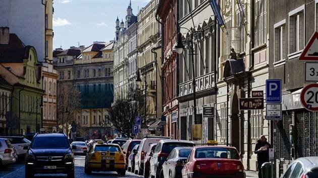 Na rozdíl od nedalekého Staroměstského náměstí není Dlouhá turistickou oblastí. A na rozdíl od Pařížské není ulicí snobskou. 