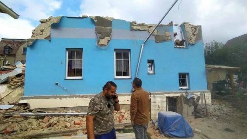Zdi začaly praskat, dům se zřítil. Neštěstí v Liberci zvedlo vlnu solidarity