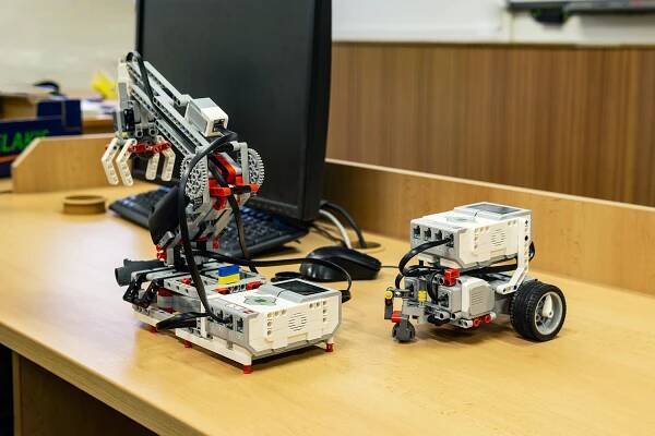 Obor: Strojírenství (Strojírenství – výpočetní technika, Strojírenství – automobilní technika, Strojírenství – robotika