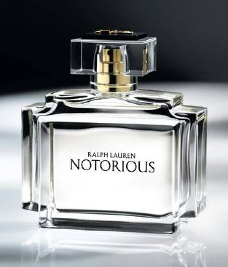 965430340_rl-notorious-detail_313x367_.jpg  Notorious, Ralph Lauren  Sexy, záhadná, charizmatická a provokativní. Taková je nejnovější vůně od Ralpha Laurena. Zřejmě i proto je tváří tohoto parfému smyslná francouzská herečka Laetitia Casta. Notorious využívá originální kombinace pivoňky, černého rybízu a růžového pepře. K dostání: Douglas  Cena: 1220 Kč za 30 ml.