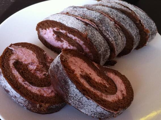 Recept: Kakaová roláda s jahodovo - pudinkovou náplní