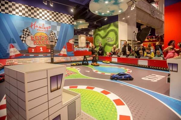 Známé hračkářství Hamleys v Praze končí. Místo něj vznikne zábavní centrum