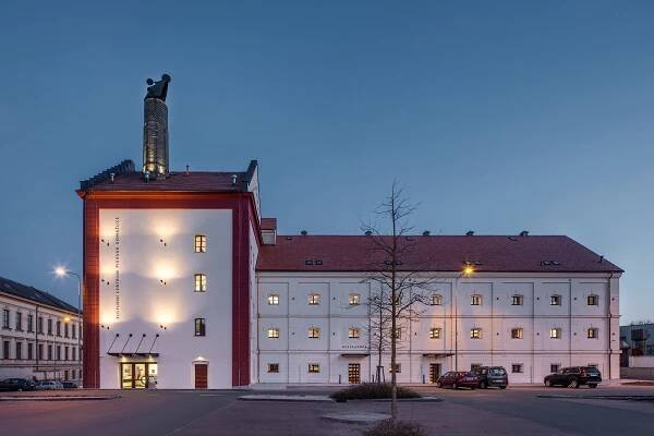 Tohle jsou špičky architektury. Ve Stavbě roku uspěla plavecká hala i poutní areál