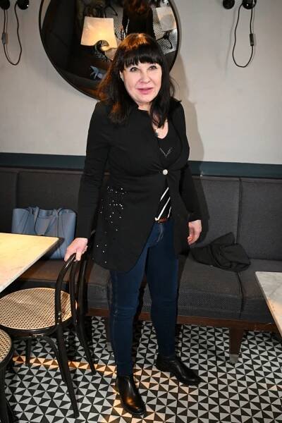 FOTO: Dagmar Patrasová se při stání musela podpírat. – stránka 261