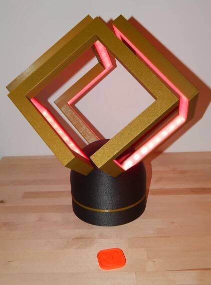 Halter für die Infinity cube light – Suchen Finden Gewinnen