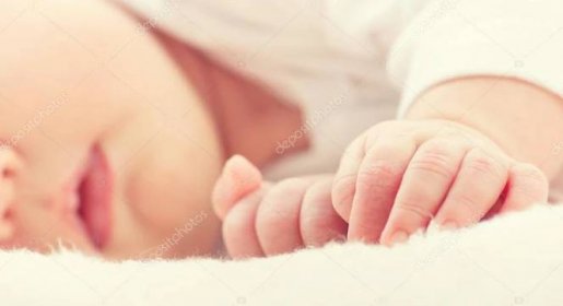 Rukou spící dítě novorozenec zblízka