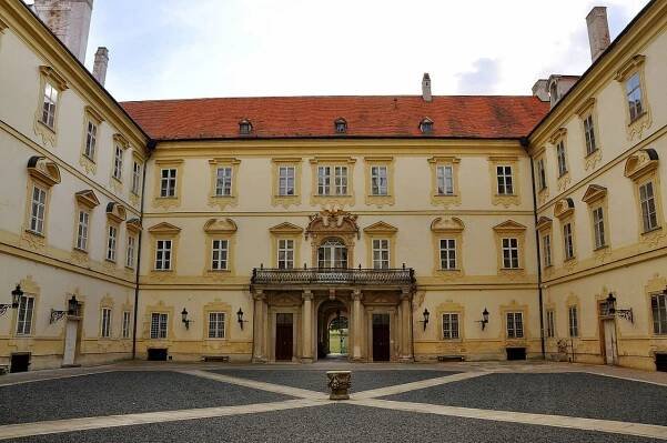 Zámek Valtice - otevírací doba, akce, ubytování, prohlídky, vstupné, foto, počasí