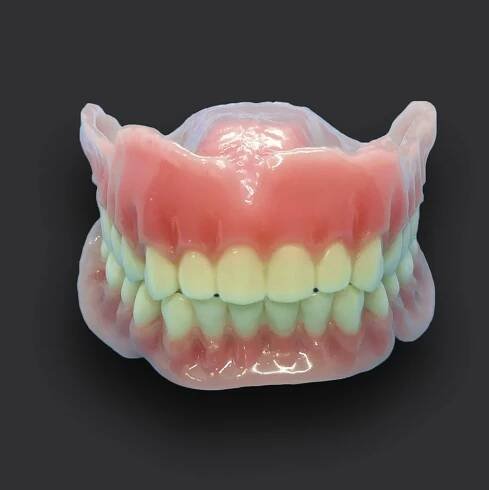 Kousnutí do jablka bez obav. V Turnově testují výrobu zubních náhrad 3D tiskem