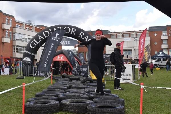 Ledová vana a náročný běh - Gladiator Race si v Hradci užily stovky závodníků