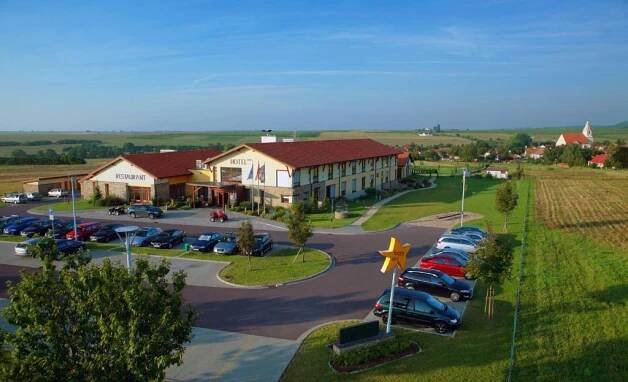 Budova, kde se hotel nachází + 90 fotografií
