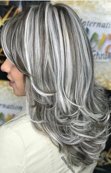 Strieborné Vlasy, Stříbrné Vlasy, Fialové Růže, Blonďaté Vlasy, Elegantné Účesy, Polodlouhé Vlasy, Krátké Dámské Účesy, Střihy A Účesy, Barvené Vlasy