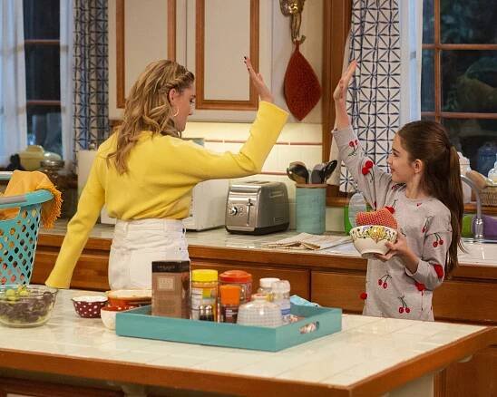 Americká manželka - Mámina paráda - Z filmu - Meg Donnelly, Julia Butters