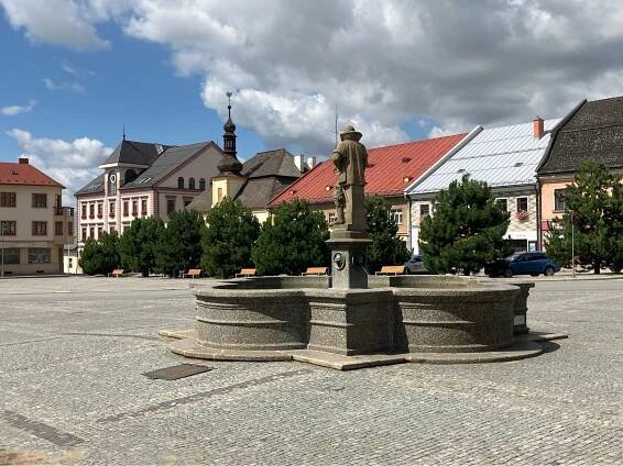 Kašna se sochou Vratislava z Pernštejna - Nové Město na Moravě