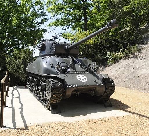 Tank Sherman se přesune na Klatovskou. V opuštěném domě byty nebudou