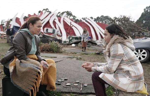 La Brea - Father and Son - Z filmu - Karina Logue, Lily Santiago
