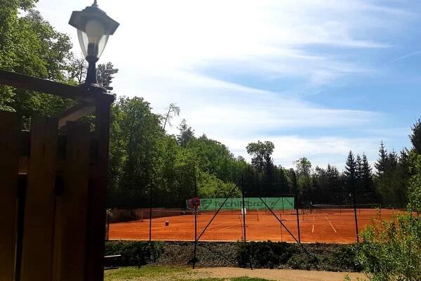 TENIS U LOMU foto 1
