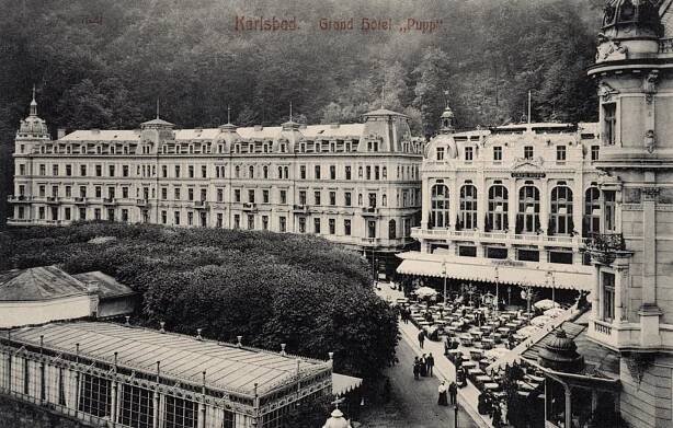 Dobová pohlednice s Grandhotelem Pupp