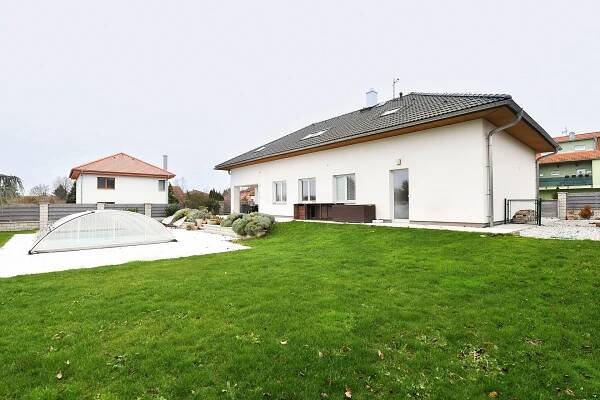 Řipská, Hovorčovice - Praha-východ | Pronájem, Rodinný dům, 7+kk, 265 m²