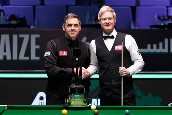 JEDDAH, SAUDI ARABIA – AUGUST 16: Ronnie O’Sullivan (L) of England shakes hands with Neil Robertson of Australia prior to the Final match on day 9 of the Saudi Arabia Masters 2025 at Green Halls on August 16, 2025 in Jeddah, Saudi Arabia. (Photo by Tai Chengzhe/VCG via Getty Images)