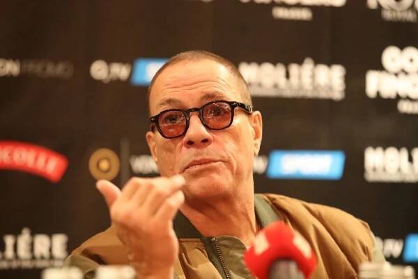 Akční hrdina Jean-Claude Van Damme čelí skandálnímu vyšetřování: »Darem« přijal pět dívek!