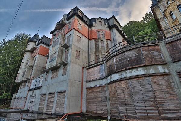 Ošklivosti Mariánských Lázní: Některé domy ztratily svou krásu i péči majitelů