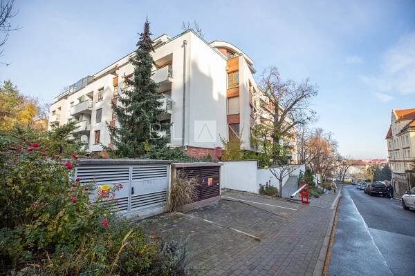 Prodej prostorného bytu 4+kk s balkony a parkováním, Praha 5 – Smíchov – BLANC Reality
