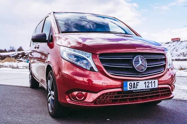 Vito Tourer od luxusní třídy V jen tak nepoznáte. Už nejde o dělníka, ale o poctivý Mercedes