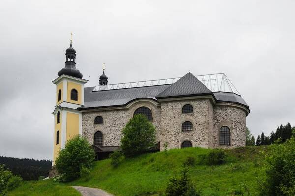 Kostel Nanebevzetí Panny Marie v Neratově - Jednou stopou Českem