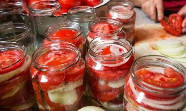 Marinovaná rajčata v kroužcích s olejem a cibulí na zimu: Dědův recept z vojny je tak dobrý, že zásoby na celý rok sníme