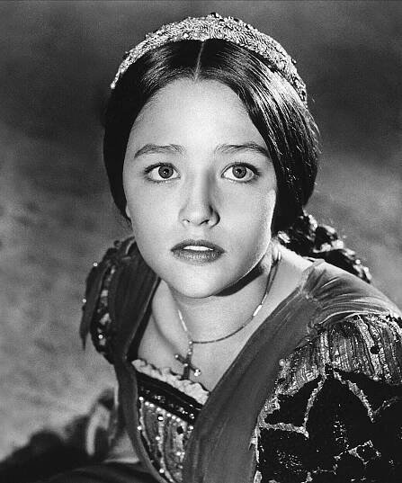 Zemřela Olivia Hussey, kterou svlékli pro svatební noc Romea a Julie