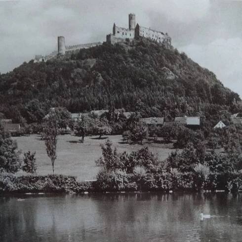 Hrad Bezděz - dobová pohlednice z roku 1941. (Kalendář Šlechtické rody a sídla v Libereckém kraji) (archiv Všichni Čermáci)