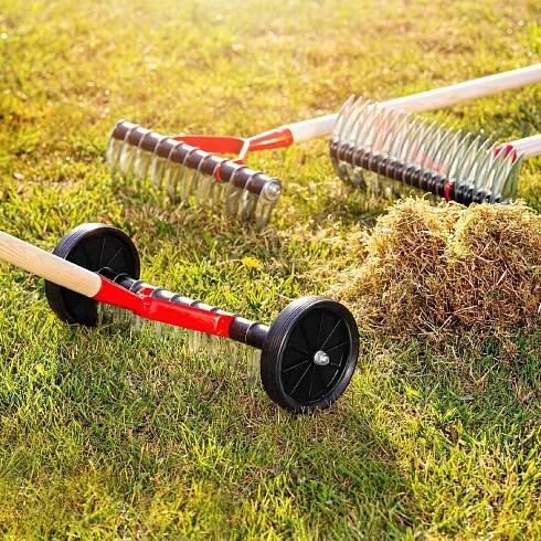 PROVZDUŠŇOVAČ RUČNÍ VERTIKUTÁTOR NA TRÁVU TRÁVNÍKU NA KOLEČKÁCH NÁSADA AREATOR Pracovní šířka 43 cm