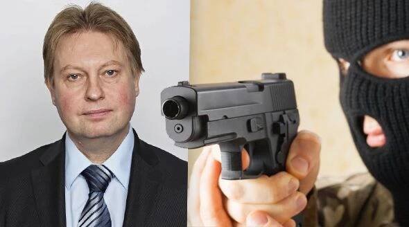 Poslanci Valentovi dal muž v Plzni pistoli k hlavě. Kvůli tomu, že je komunista