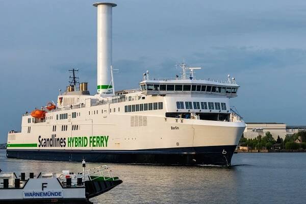 Nach der Scandlines-Hybridfähre „Copenhagen“ wurde jetzt auch das Schwesterschiff „Berlin“ mit einem 30 Meter hohen Norsepower-Rotorsegel zur Treibstoff- und CO2-Einsparung ausgerüstet