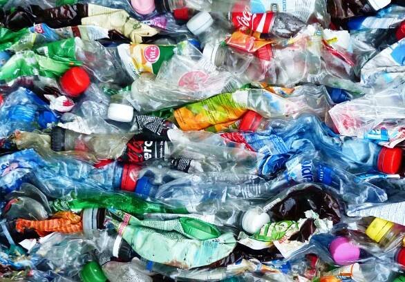 Vědci mají nový materiál pro zachytávání CO2 z průmyslových exhalací, tím materiálem je plastový odpad