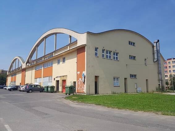 Soubor:Bývalý letištní hangár na Dubině, Ostrava (1).jpg
